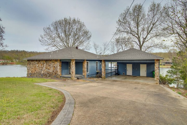 Lakefront Arkansas Abode - Deck Grill & Fire Pit!