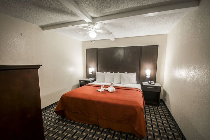 1 King Bed (1 of 10)