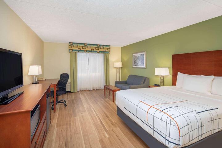 1 King Bed City View Ground Floor (3 of 17)