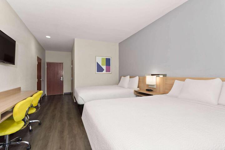 1 Queen Bed (12 of 22)