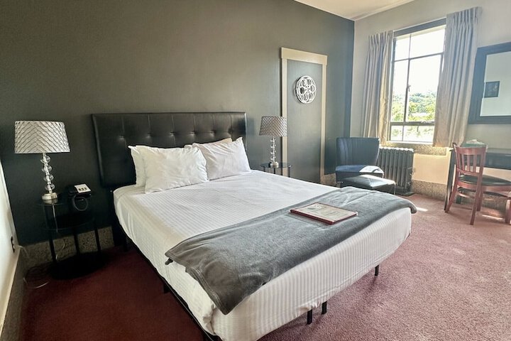 Interior Economy Queen Bed Pet Friendly (41 of 47)