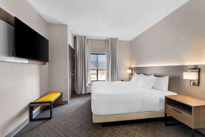 Suite Queen Bed Accessible (8 of 15)