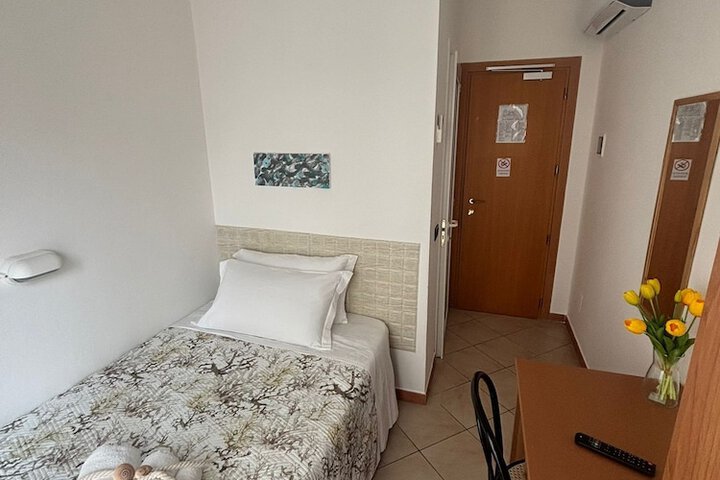 Room 8 of 25