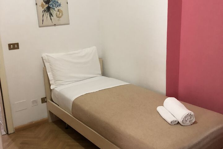 Room 8 of 9