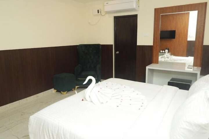 Room 7 of 10