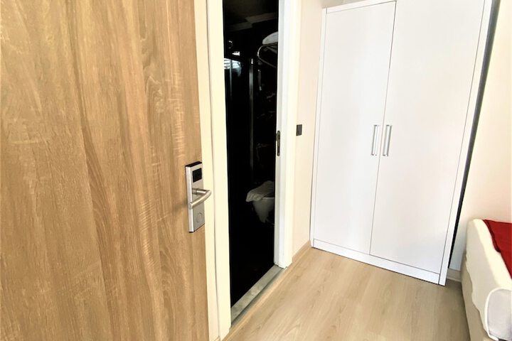 Room 8 of 76