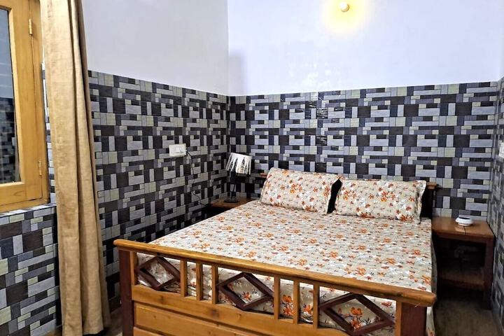Room 6 of 25
