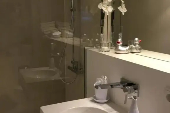 Room 9 of 18