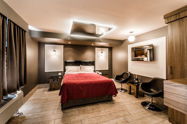 Deluxe Queen Bed (1 of 58)