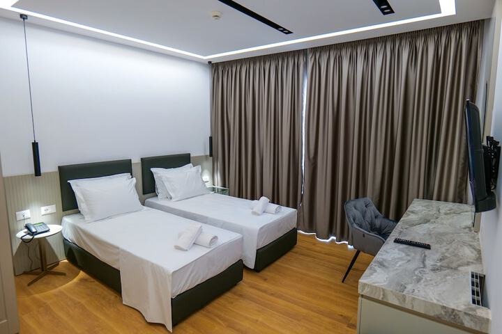 Room 16 of 102