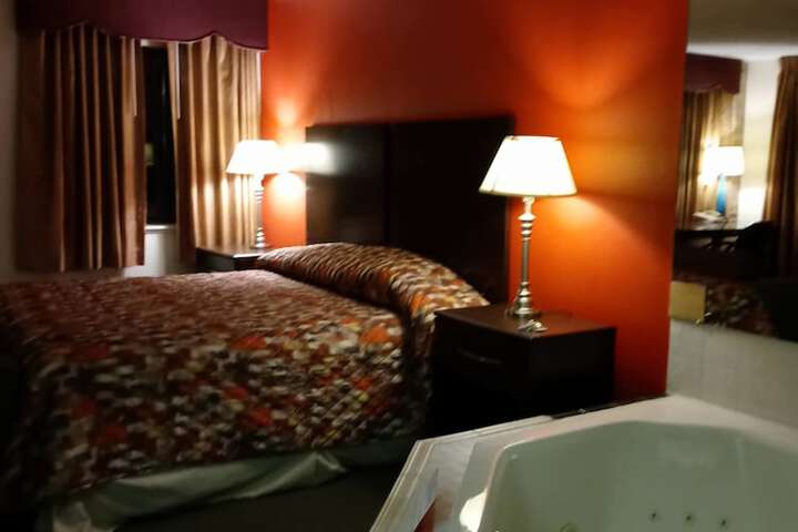Deluxe King Bed (8 of 19)