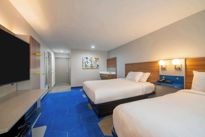 1 Queen Bed (2 of 14)