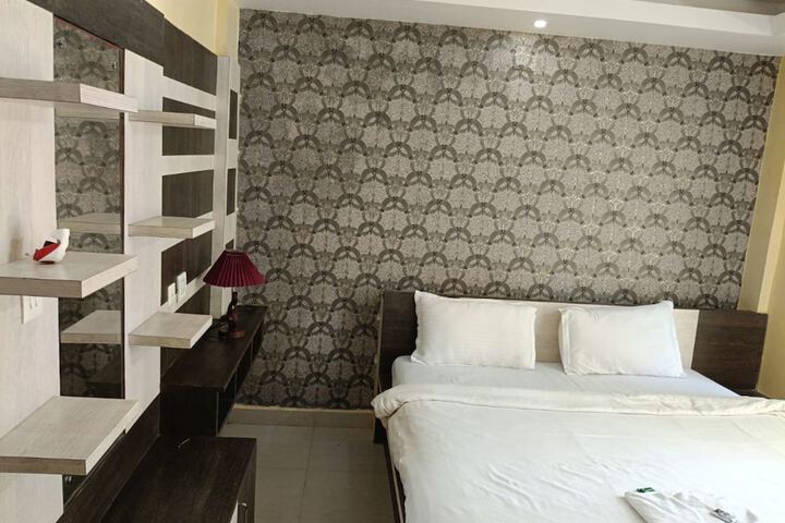 Room 5 of 14
