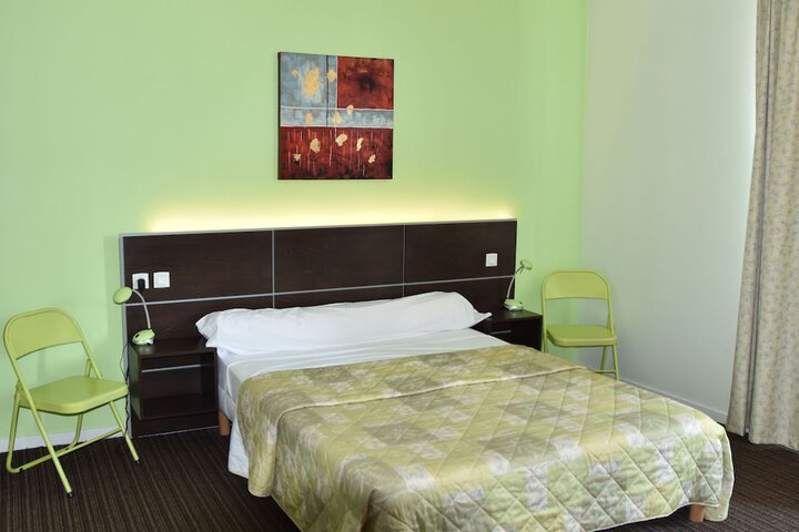 Room 4 of 9