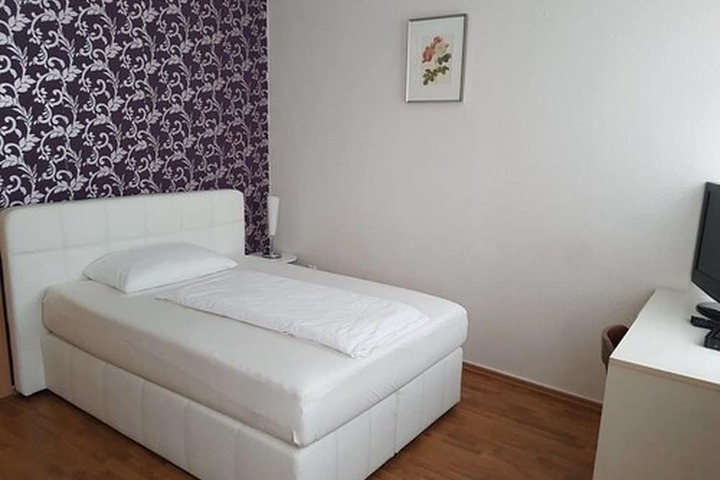 Room 8 of 25
