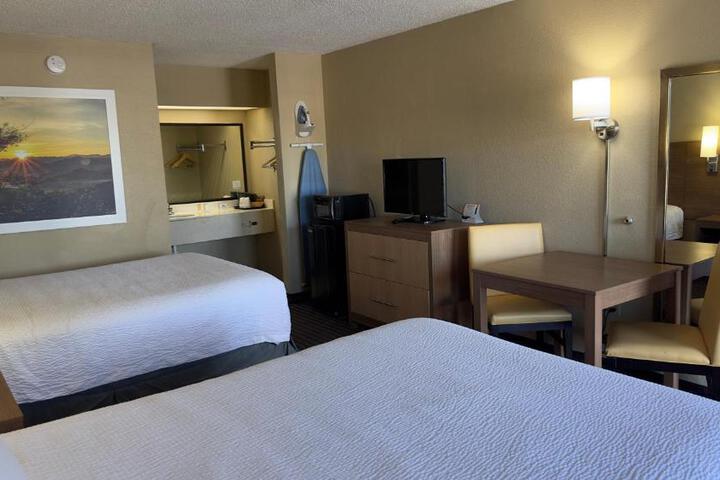 2 Queen Beds (6 of 7)
