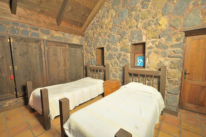 Room 9 of 38