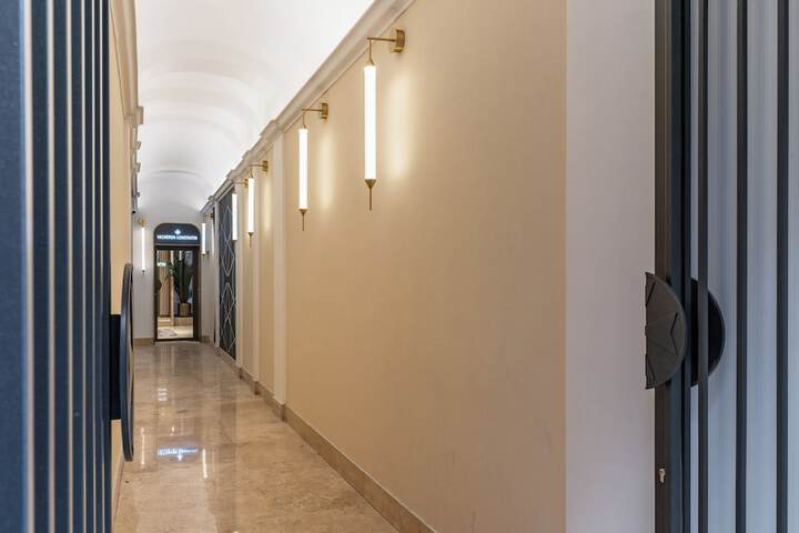 Ballroom/Hall 21 of 25