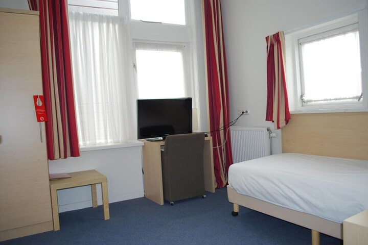 Room 10 of 29