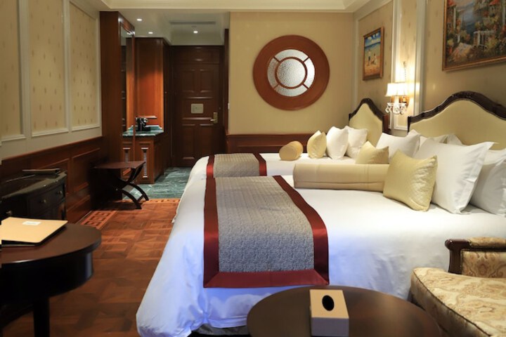 Room 42 of 111