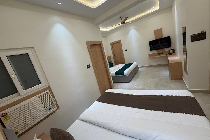 Room 9 of 16
