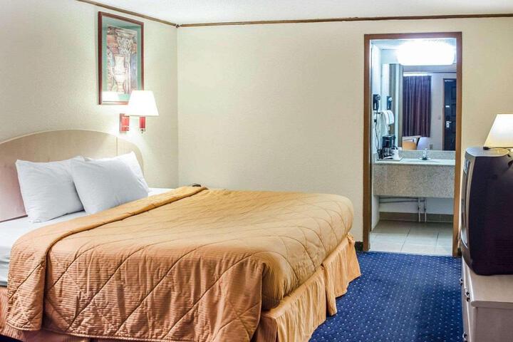 1 King Bed (2 of 7)