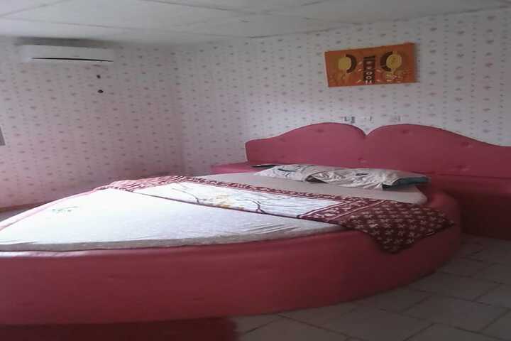 Room 4 of 8