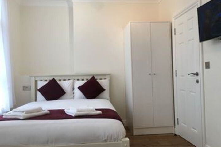 Room 9 of 16