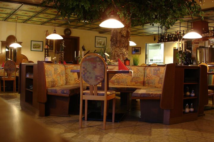 Dining 1 of 7