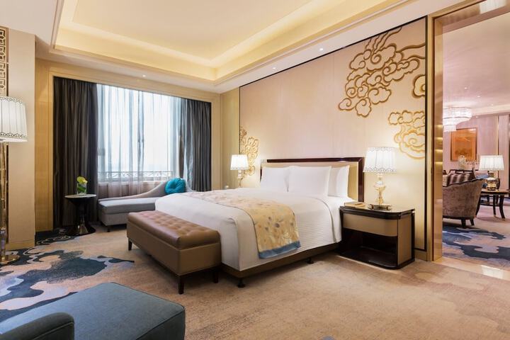 Room 8 of 42