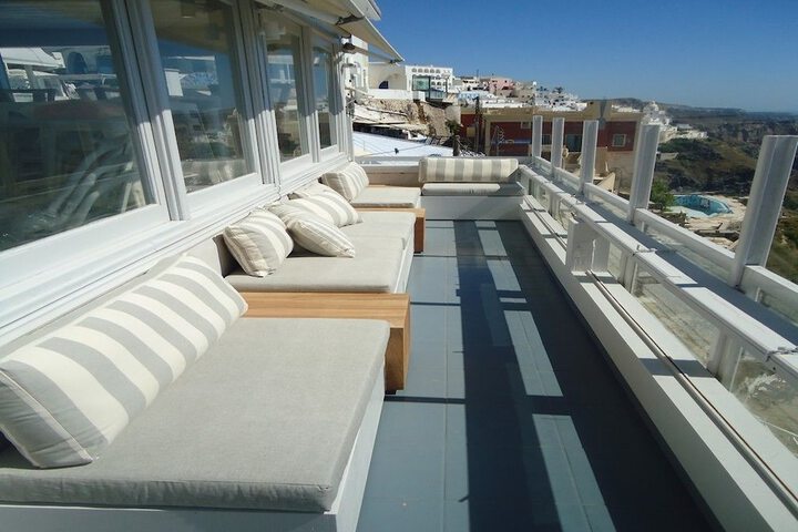 Lounge 9 of 16