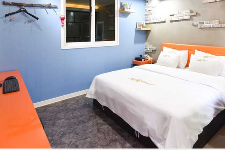 Room 4 of 6