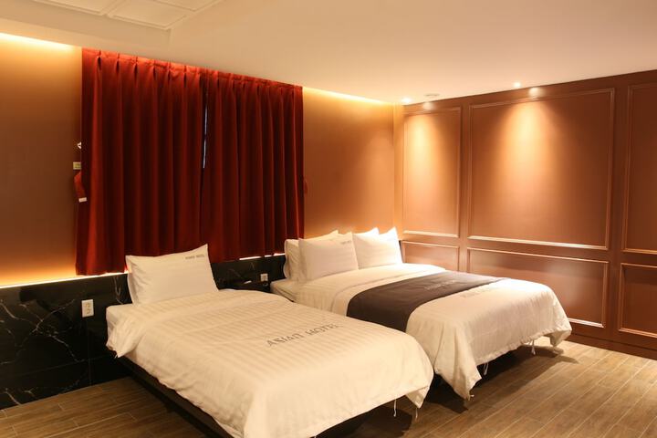 Room 6 of 32