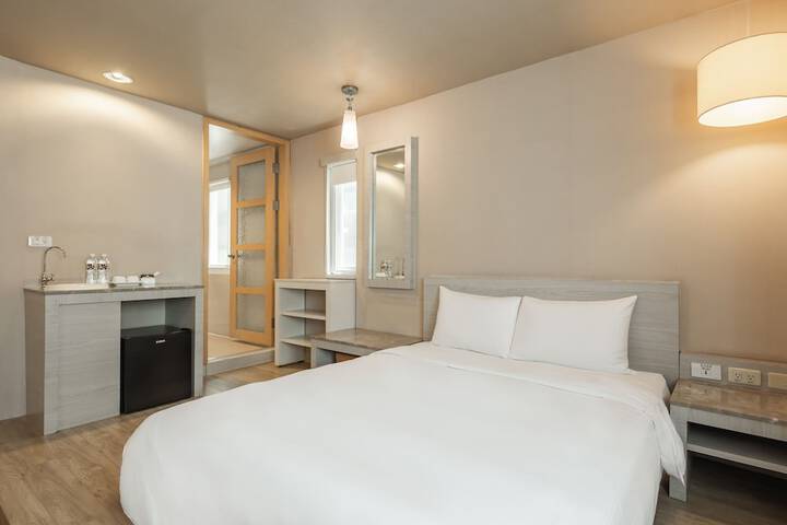 Room 13 of 28