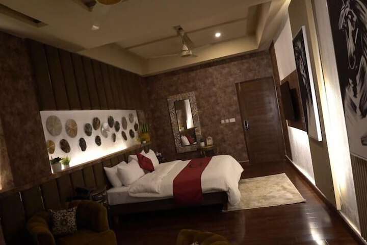 Room 8 of 12