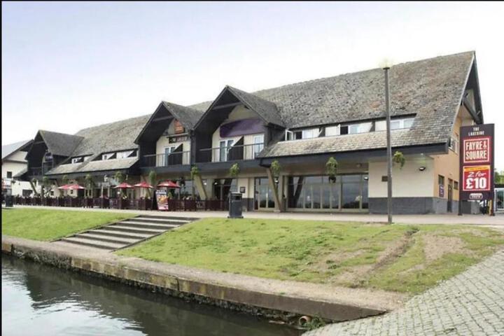 OYO Lakeside Willen Lake Milton Keynes