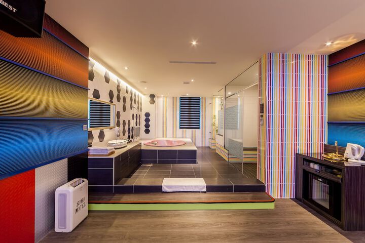 Room 43 of 216