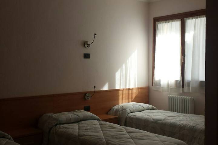 Room 6 of 10