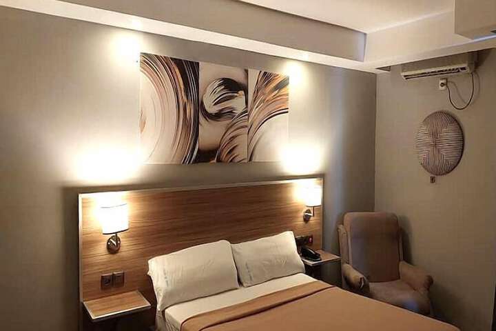 Room 11 of 30