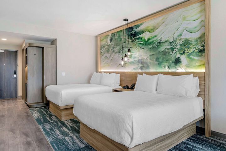 2 Queen Beds Bathtub (8 of 26)