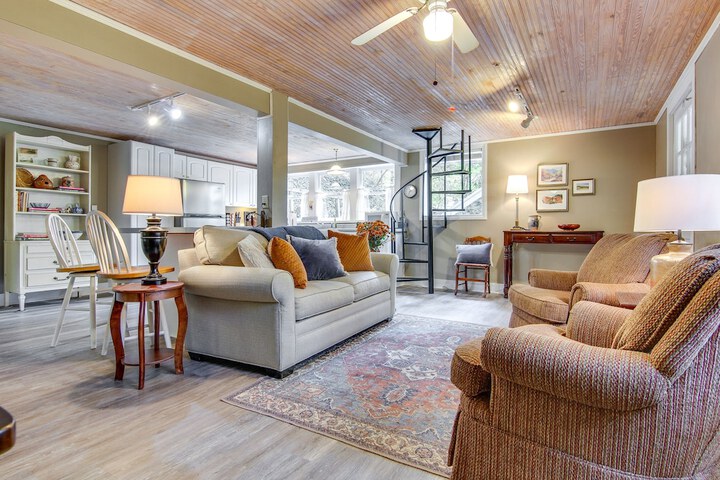 Black Mountain Cabin Apartment 2 Mi to Downtown!