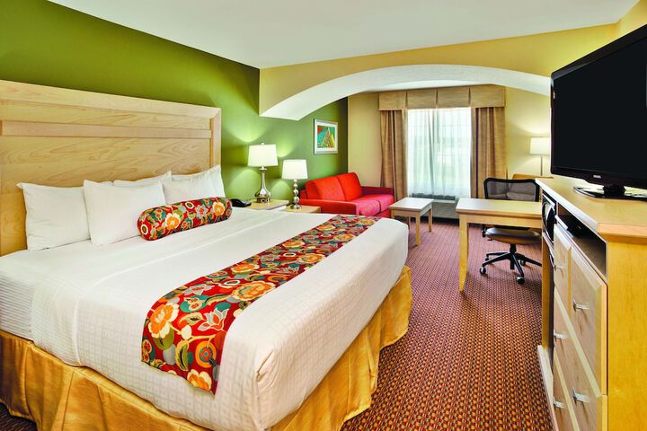 1 King Bed (4 of 12)