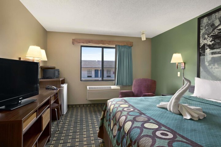 1 King Bed (2 of 6)