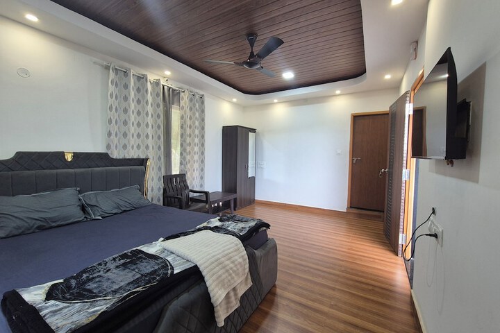 Room 6 of 28