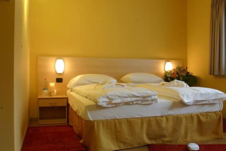 Room 3 of 27