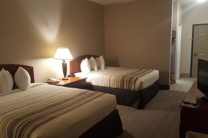 2 Queen Beds (3 of 8)
