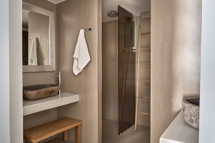 Room 45 of 212