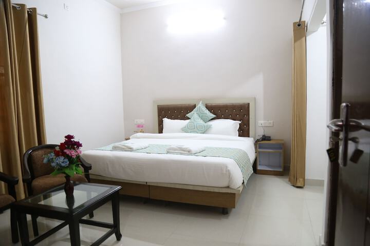 Room 11 of 32