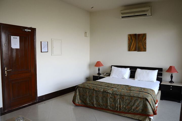 Room 6 of 98