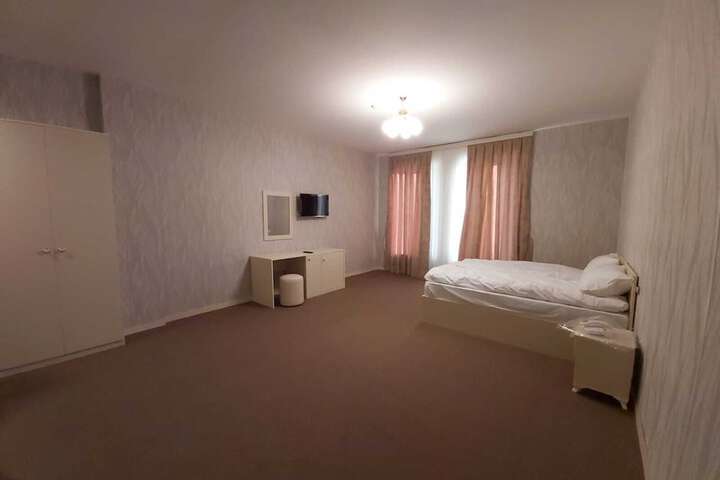 Room 9 of 19